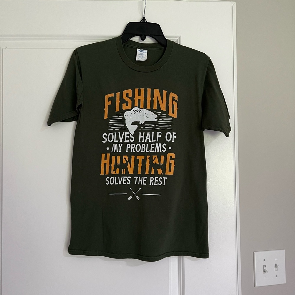 NWOT Mens Dark Green Funny Hunting Fishing T-Shirt